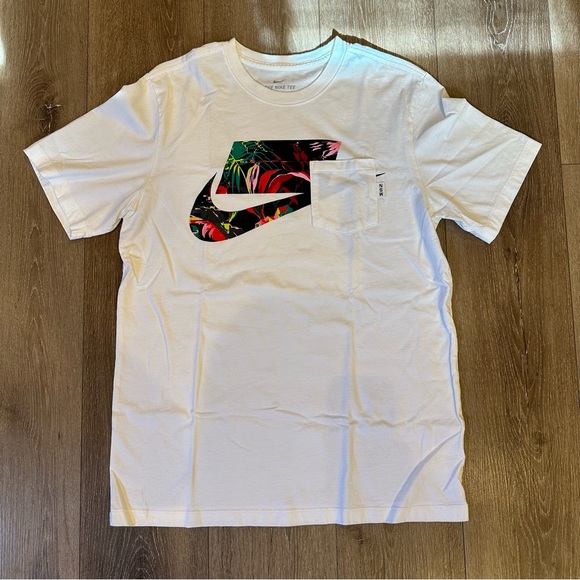 Nike NSW graphic tshirt size Medium - Picture 1 of 4